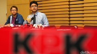 Wakil Ketua KPK Laode Syarif menggelar jumpa pers terkait penetapan tersangka terhadap Gubernur Sulawesi Tenggara Nur Alam di gedung KPK.