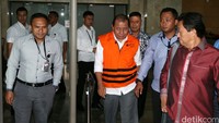 Amran yang mengenakan rompi tahanan keluar gedung KPK sekitar pukul 17.00 WIB.