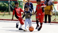 Sejumlah anak yang tinggal di Rumah Susun Cipinang Besar Selatan, Jakarta Timur, Selasa (23/08/2016) saat bermain bola.