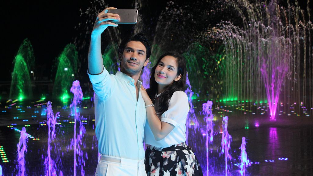 Chelsea Islan Demam Selfie di Reunian Hingga Lokasi Syuting