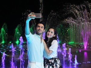 Chelsea Islan Demam Selfie di Reunian Hingga Lokasi Syuting