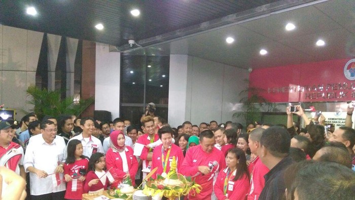 Tiba di Kantor Kemenpora, Owi-Butet Disambut Kembang Api