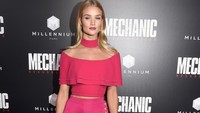 Rosie memiliki bentuk tubuh yang ramping dengan kaki jenjang. Tak heran jasanya sering digunakan lini fashion dunia. Foto: Frazer Harrison/Getty Images