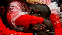 Pelari marathon asal Kenya, Eliud Kipchoge, merayakan kemenangan yang didapat bersama pendukungnya (REUTERS/Athit Perawongmetha).