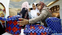 Pengunjung melihat produk di pameran nasional Karya Kreatif Pemuda Bidang Fashion dan Kriya 2016.