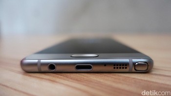Bagian bawah ponsel ini terdapat port jack audio, USB-C, speaker dan S-Pen. Foto: detikINET/adifidarahman