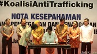Beberapa menteri yang hadir dalam acara tersebut adalah Menlu Retno Marsudi, Menkum HAM Yasonna Laoly, Mensos Khofifah Indar Parawangsa, Menteri Perlindungan Perempuan dan Perlindungan Anak Yohana Yambise, Jaksa Agung Prasetyo, Kepala BNP2TKI Nusron Wahid dan Asisten Operasi Kapolri Irjen Unggung Cahyono. Acara diadakan di Gedung Utama Kemenlu, Jalan Pejambon, Jakarta Pusat.