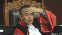 Akankah gugatan tersebut dikabulkan? MK masih sangsi dengan gugatan mereka. Menurut hakim konstitusi Aswanto, harus ada landasan teori untuk menjelaskan bila PP 99/2012 adalah sebuah kesalahan. Sebab, soal pemberian remisi diatur pada PP tersebut.   Harus ada landasan teori bahwa yang salah PP 99/2012. Kan ini yang membelokkan PP 99/2012. Lalu apakah, inikan masalah HAM, apa dasarnya pembatasan HAM. Apa PP bisa membatasi HAM atau UU yang membatasi HAM? ujar Aswanto.
