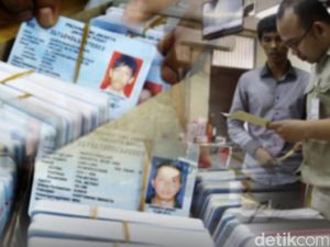 Kadisdukcapil DKI Cek e-KTP Terbuang di Duren Sawit