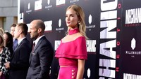 Model yang sempat membintangi film Transformers ini menemani sang kekasih, Jason Statham, yang menjadi pemeran utama di The Mechanic: Resurrection. Foto: Frazer Harrison/Getty Images