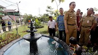 Ahok meninjau sarana yang ada di RPTRA Rusun Cipinang Besar Selatan.