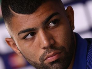 Striker Brasil, Gabigol Ngumpet di Bawah Meja Judi Saat Digerebek Polisi