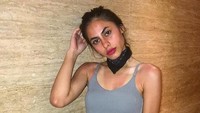 Olahraga rutin membuat  dara berusia 17 tahun itu memiliki perut yang seksi. (Dok. Instagram/valerieethomas)