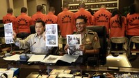 Polisi menunjukan foto-foto saat berlangsungnya perjudian.