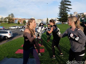 Berolahraga Boxilates Sambil Menikmati Udara Pagi di Bondi Beach Sydney