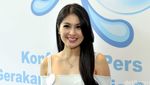 Senyum Manis Sandra Dewi