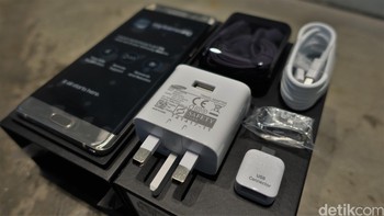 Aksesori yang dihadirkan Samsung cukup lengkap. Tidak saja charger dan earphone, tapi dilengkapi converter ke USB-C. Chargernya memang tidak standar Indonesia karena merupakan sampel, namun barang yang dipasarkan secara luas di sini dipastikan memakai charger versi Indonesia. Foto: detikINET/adifidarahman