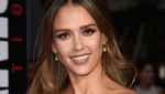 Jessica Alba Menawan Dengan Floral Dress