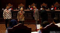 (kiri-kanan) Pakar hukum Tata Negara dan Wakil Rektor UI Hamid Chalid, pakar hukum dari Unpad Alip Latipulhayat dan Ketua KPAI Asrorun Niam di sidang uji materi pasal 284, 285 dan 292 KUHP tentang perzinahan dan termasuk di dalamnya LGBT.