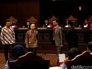 Ketika MK Ditantang Menarik Garis Batas Moral di Kasus LGBT dan Kumpul Kebo