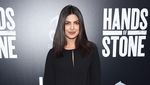Keseksian Priyanka Chopra dengan Mini Dress Hitam