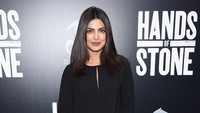 Pesona keseksian Priyanka langsung terpancarkan di red carpet premiere Hand Of Stone. Dimitrios Kambouris/Getty Images/detikFoto.