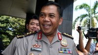 Komjen Dwi Priyatno menjawab pertanyaan wartawan saat keluar dari Gedung KPK.  