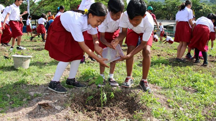 GarudaFood mengajak siswa SD Sawah Dadap I & II Rancaekek, Bandung untuk menanam bibit tanaman produktif di Rancaekek, Bandung, Senin (22/8).