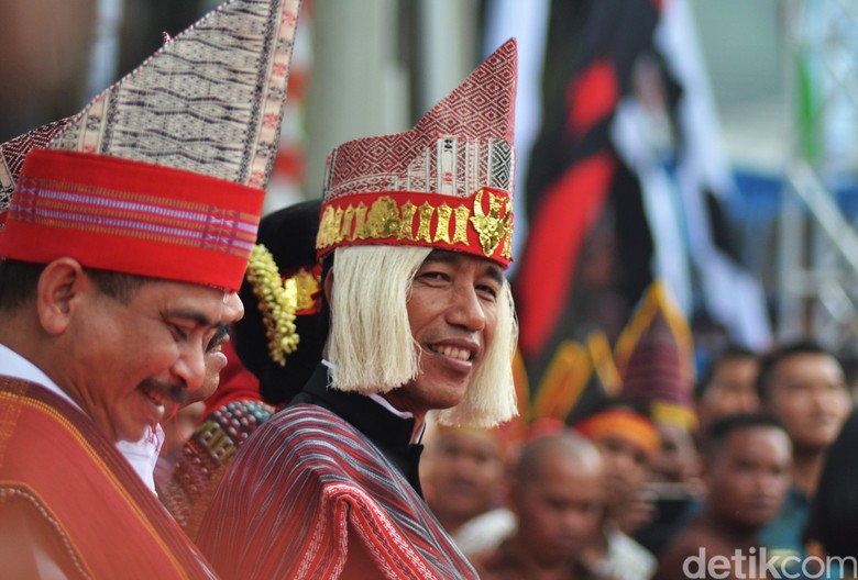 Penulis Status Olok olok Jokowi Pakai Baju Adat Batak  di 