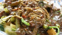 Racikan rujak ini memakai sayuran dan buah. Sesuai dengan namanya rujak cingur memakai tambahan cingur atau hidung sapi sebagai campurannya. Resepnya bisa kamu lihat di sini. Foto: detikFood