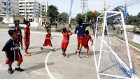 Sejumlah anak tampak sedang berebut bola di lapapangan Rumah Susun Cipinang Besar Selatan, Jakarta Timur.