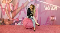 Pose imut Ariana Grande di depan kamera. Charley Gallay/Getty Images/detikFoto.