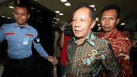 Kepala Badan Intelijen Negara Sutiyoso menyambagi gedung DPR, Jakarta. 