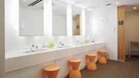 Kamar mandinya sendiri ada shower dan area berendam yang dibuat seperti onsen ala Jepang. Untuk perlengkapan mandi tersedia gratis buat tamu hotel. (First Cabin)