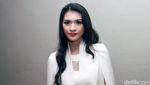 Black vs White! Gaya Marcella Zalianty dan Donita
