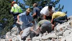 Evakuasi Korban Gempa di Italia