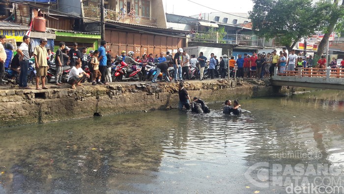 Gara-gara Serempetan, 2 Orang Pemotor Berantem di Tambora Sampai Nyebur ke Kali