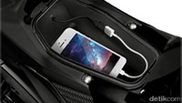 Suzuki menyematkan fitur USB Charger di bagasi motor. Bisa ngecas HP juga di bagasi motor Bro. Foto: Suzuki
