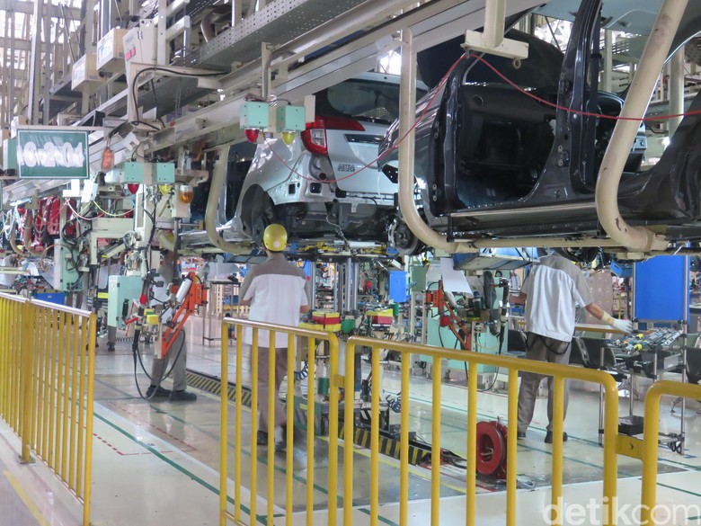 Pabrik Calya dan Sigra di Karawang Ketua Dewan Perwakilan Daerah (DPD) Irman Gusman mengunjungi pabrik perakitan mobil dan Pusat Riset dan Pengembangan (R&D) PT Astra Daihatsu Motor (ADM) di Karawang, Jawa Barat.