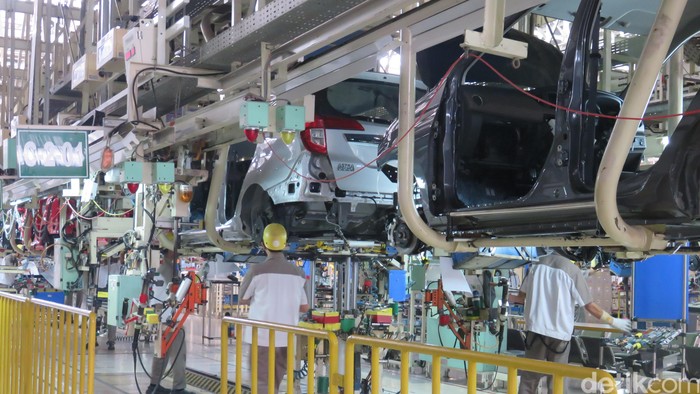 Ketua Dewan Perwakilan Daerah (DPD) Irman Gusman mengunjungi pabrik perakitan mobil dan Pusat Riset dan Pengembangan (R&D) PT Astra Daihatsu Motor (ADM) di Karawang, Jawa Barat.