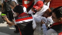 Di antara para jemaah, ada yang dalam kondisi sakit, lanjut usia, dan berkebutuhan khusus, sehingga tak bisa berjalan sendiri. Para petugas dengan sigap menyiapkan kursi roda bagi mereka. Namun sebelum naik kursi roda, ada yang harus digendong terlebih dulu.