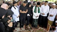 Sanak saudara, kerabat hingga fans tampak mengantar kepergian istri komedian Tukul Arwana itu. Pool/Noel/detikFoto.
