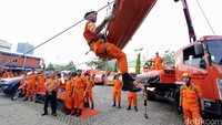 Anggota Basarnas memperagakan cara menolong orang yang terjebak di ketinggian.