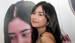Prilly Latuconsina Tampil Dewasa dengan Gaun Menerawang