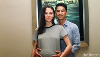 Mesranya pasangan yang menikah sejak 24 November 2015 saat berpose di depan kamera. Pool/Gus Mun/detikFoto.