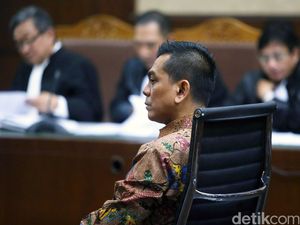 Kala Ahok Bersalaman dengan Sanusi di Persidangan