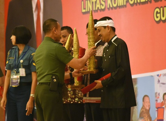 Bangun Jalan Bersama Prajurit, Bupati Dedi Raih Penghargaan dari TNI AD