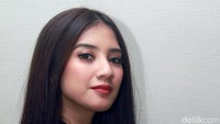 Fita Anggriani tampil berbeda dengan memadukan busana hitam dan putih. Pool/Gus Mun/detikFoto.