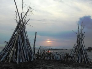 Menikmati Panorama Sunset di Pantai Batu Belig Kerobokan Bali