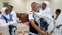 Di sinilah, momen mengharukan itu terlihat. Tanpa jarak, jemaah dan petugas layaknya keluarga yang saling membantu demi satu tujuan: kemabruran.